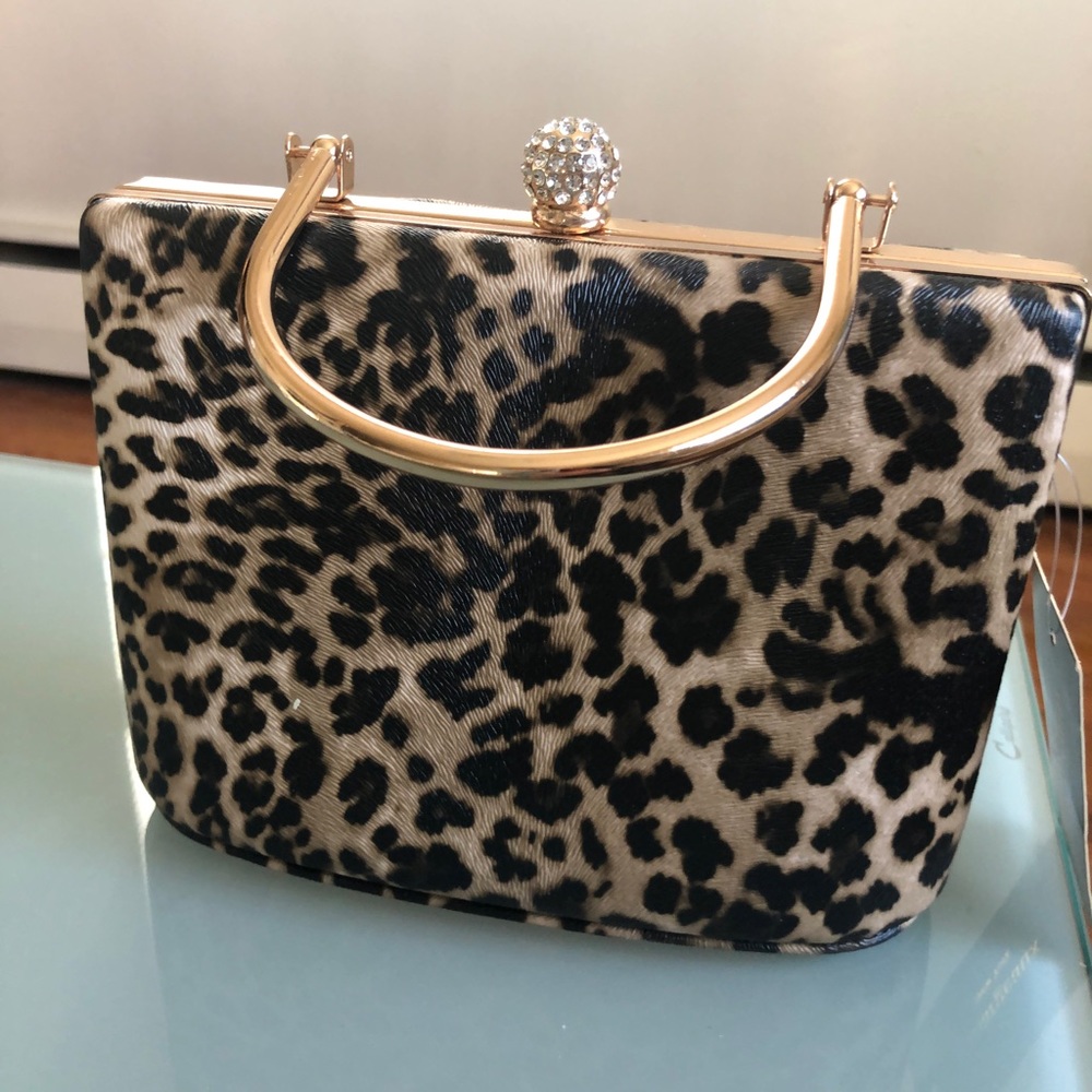 Small leopard purse with chain shoulder strap, texture is not fur